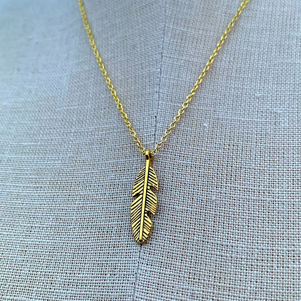 NWT Sterling Silver Plated Chain & Alloy Feather Charm Necklace